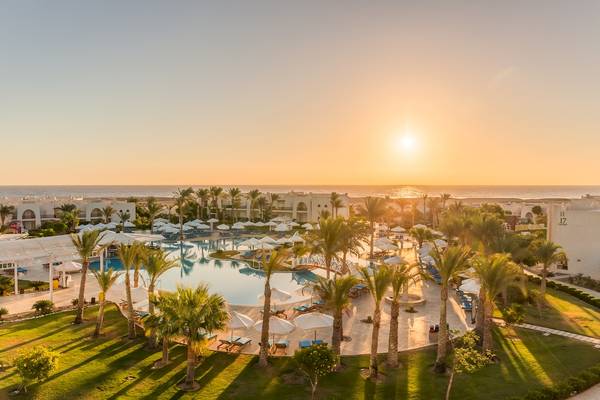 Sonnenuntergang am Hilton Marsa Alam Nubian Resort mit Blick auf den Pool und die Palmen