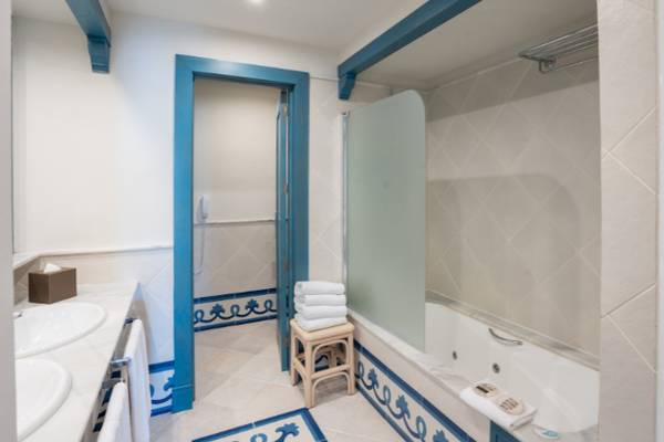 Badezimmer im LIVVO Volcan Lanzarote Hotel mit Badewanne und Dusche