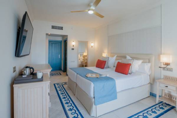Hotelzimmer im LIVVO Volcan Lanzarote mit Doppelbett, Fernseher und Nachttisch