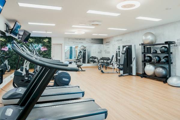 Fitnessraum im LIVVO Volcan Lanzarote Hotel mit Laufbändern, Hanteln und Trainingsbällen.