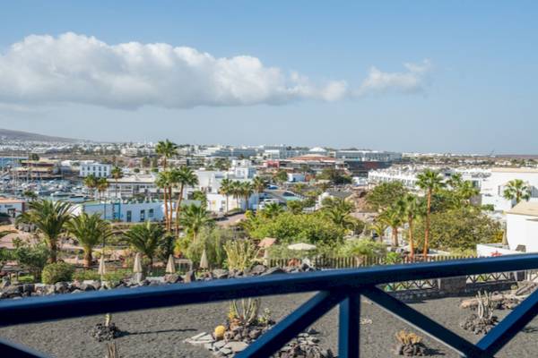Blick auf Marina Porto Mossel und Umgebung vom LIVVO Volcan Lanzarote Hotel.