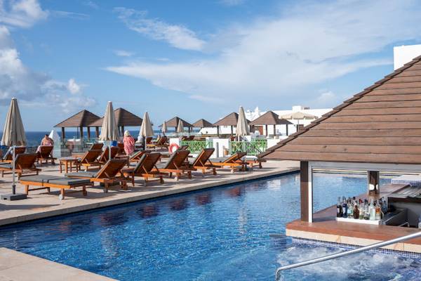 Poolbereich des LIVVO Volcan Lanzarote Hotels mit Liegen und Schirmen