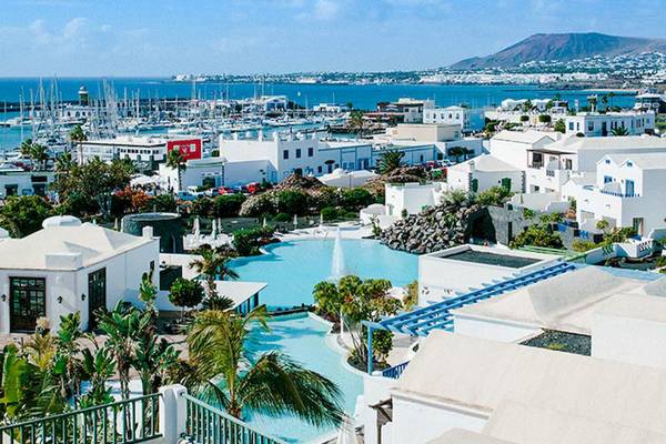 Luftaufnahme des LIVVO Volcan Lanzarote Hotels mit Pool und Hafen