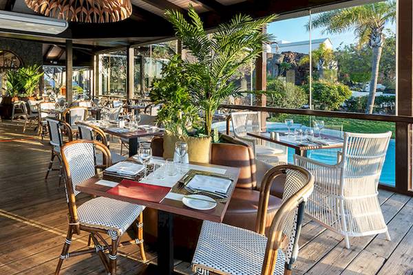 Restaurantterrasse des LIVVO Volcan Lanzarote Hotels mit Blick auf den Pool