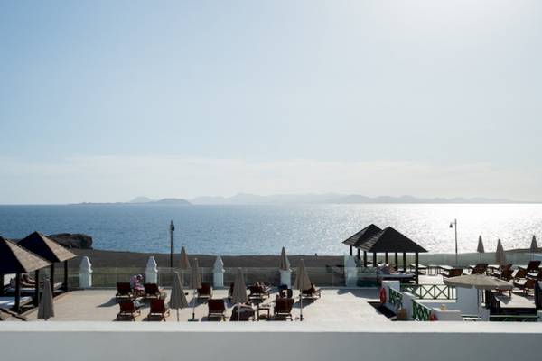 Luftaufnahme des LIVVO Volcan Lanzarote Hotels mit Pool und Hafen