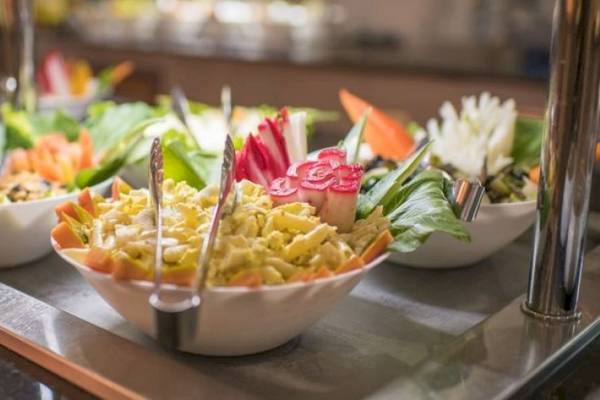 Mehrere weiße Schüsseln mit verschiedenen Speisen auf einem Buffet im Muthu Playa Varadero Hotel.