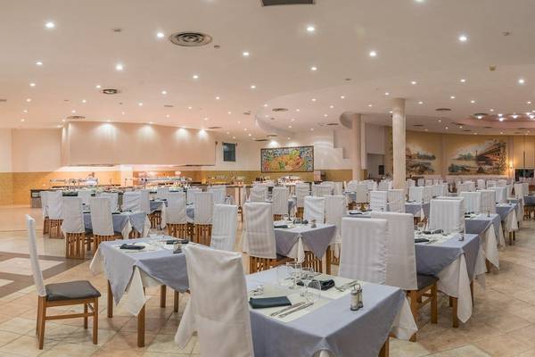 Restaurant des Muthu Playa Varadero Hotels mit vielen gedeckten Tischen und Stühlen.