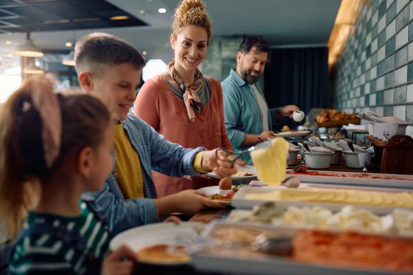 Familie am Buffet in All-Inclusive Ultra Resort