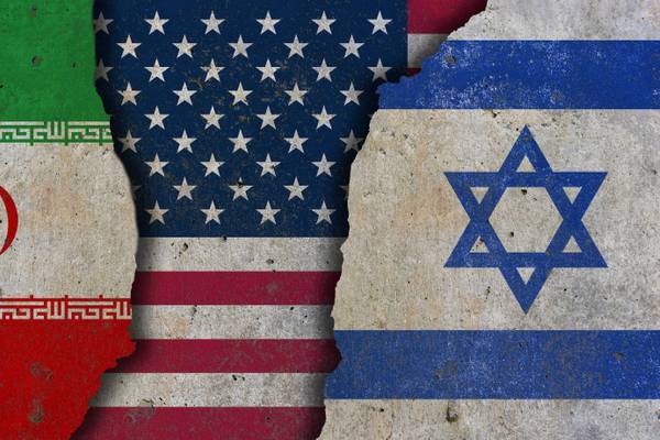 Die Flaggen der beteiligten Parteien im Nahostkonflikt