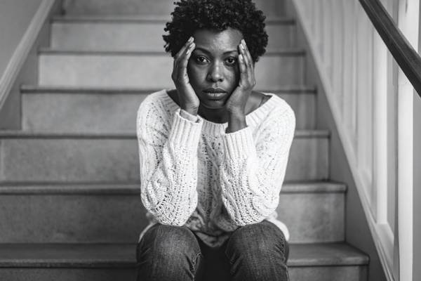 Bild einer beunruhigten Frau