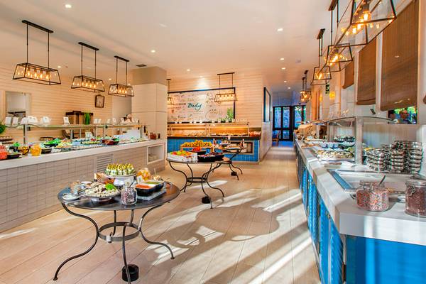 Buffettisch im Corallium Beach von Lopesan Hotels mit verschiedenen Speisen und Desserts.