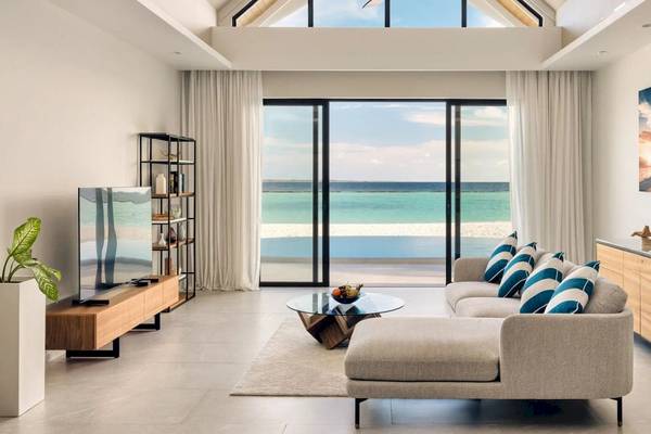 Wohnzimmer des Nova Maldives Hotels mit Blick auf das Meer und die Küste.