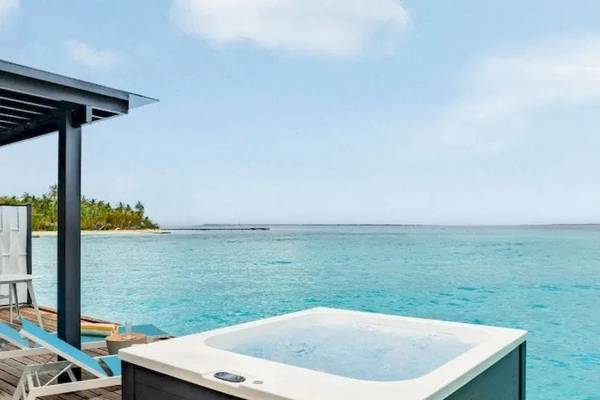 Außenpool auf der Terrasse des Nova Maldives Hotels mit Blick auf das Meer.