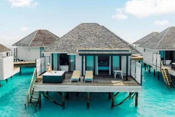 Luftaufnahme von Wasserbungalows im Nova Maldives Hotel