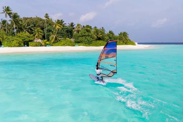 Windsurfer im kristallklaren Wasser vor Nova Maldives