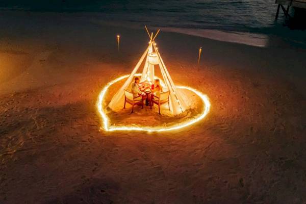 Ein romantisches Abendessen für zwei Personen in einer runden Zelt auf dem Strand des Nova Maldives