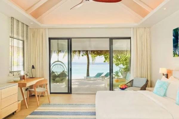 Zimmer im Nova Maldives Hotel mit Blick auf den Ozean und einer Hängematte