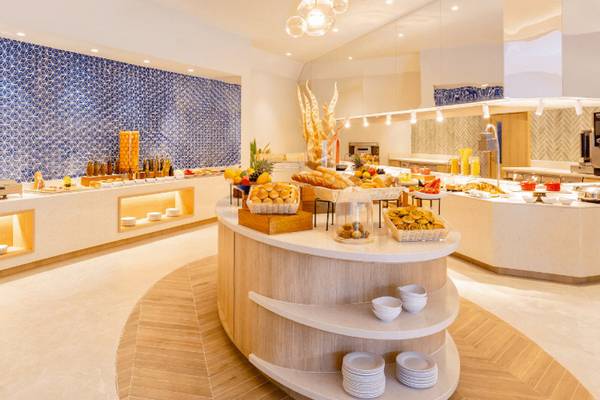Frühstücksbuffet im Nova Maldives Hotel mit vielen Speisen und Gerichten