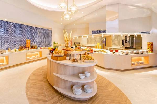 Frühstücksbuffet im Nova Maldives Hotel mit verschiedenen Speisen und Getränken.