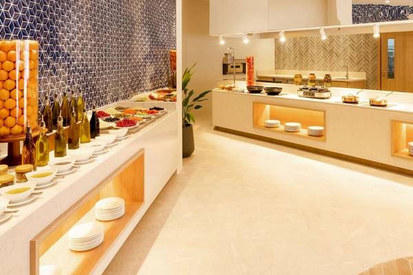 Frühstücksbuffet im Nova Maldives Hotel mit vielen Gerichten und Salaten.