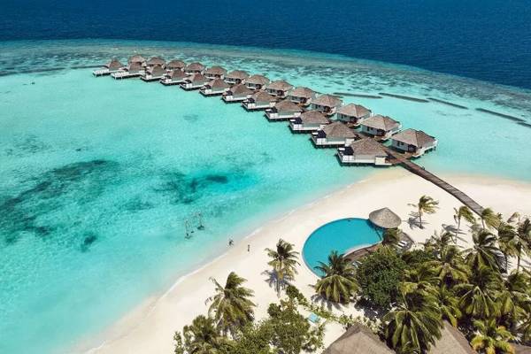 Luftaufnahme des Nova Maldives Hotels mit Wasservillen und Swimmingpool am Strand
