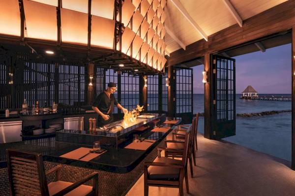 Grill-Terrasse im Nova Maldives Hotel mit Blick auf das Meer