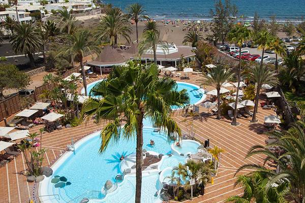 Luftaufnahme des Corallium Beach by Lopesan Hotels mit Pools und Palmen.