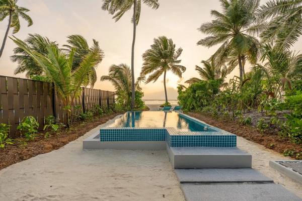 Außenpool des Nova Maldives Hotels bei Sonnenuntergang
