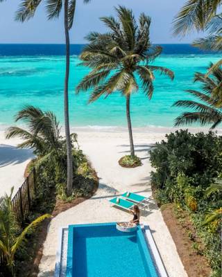 Luftaufnahme von Nova Maldives Strand mit Pool und Blick auf das Meer.