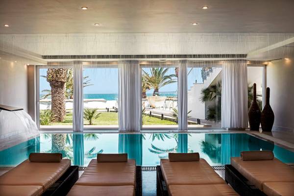 Innenpool mit Meerblick im Mitsis Selection Rinela Hotel.