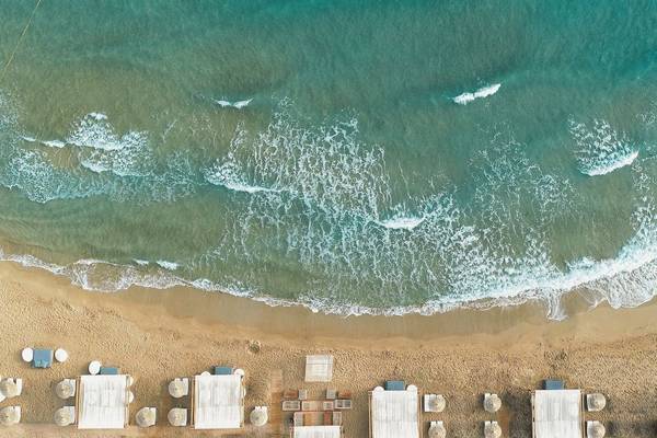 Luftaufnahme des Mitsis Selection Rinela Hotels, Strand und Meer