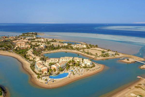Luftaufnahme des Mövenpick Resort & Spa El Gouna mit Pool und Meer