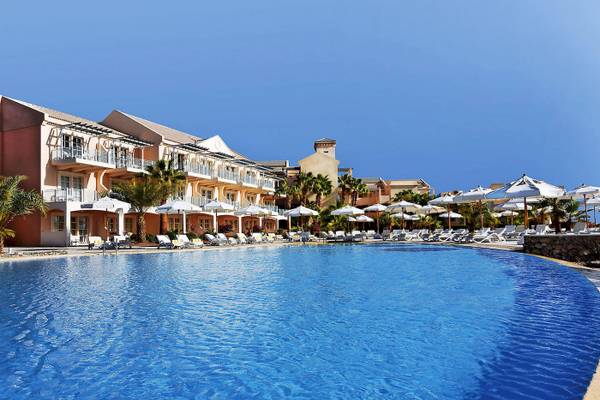Poolbereich im Moevenpick Resort & Spa El Gouna mit vielen Sonnenliegen und umliegenden Hotels