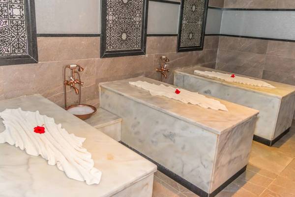 Dampfbad im Mövenpick Resort & Spa El Gouna mit Marmorliegen und dekorativen Wandfliesen