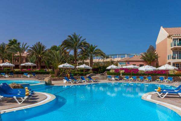 Außenpool des Mövenpick Resort & Spa El Gouna mit Loungeliegen und Sonnenschirmen.