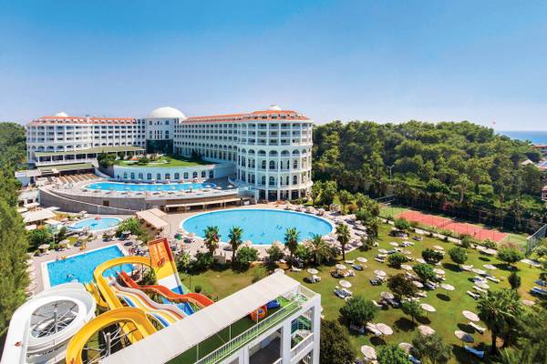 Luftaufnahme des Defne Defnem Hotels mit Swimmingpools und Wasserrutschen