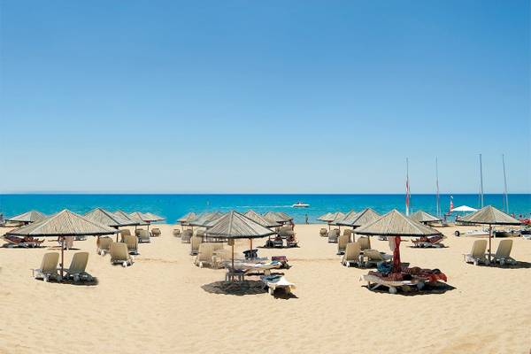 Strand mit vielen Sonnenschirmen und Liegen am Defne Defnem Hotel