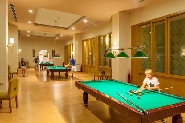 Billardtisch im Defne Defnem Hotel mit mehreren Spielern und Besuchern.