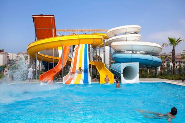 Wasserpark im Defne Defnem Hotel mit Rutschen und Schwimmbecken.