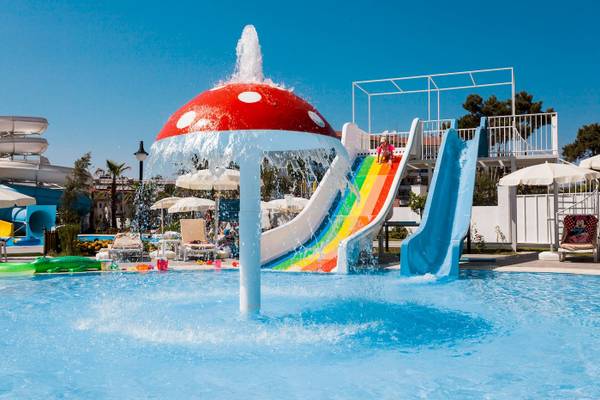 Wasserpark im Defne Defnem Hotel mit Wasserpilz und Rutschen