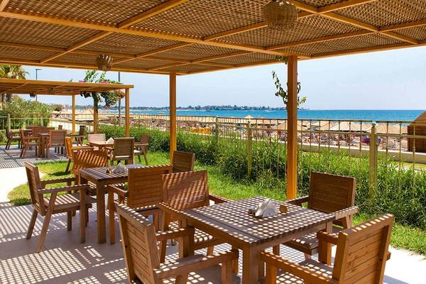 Terrasse im Defne Defnem Hotel mit Blick auf das Meer.