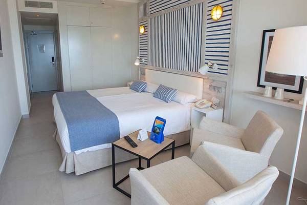 Doppelzimmer im Corallium Beach by Lopesan Hotels mit Doppelbett, Fernseher und modernem Interieur.