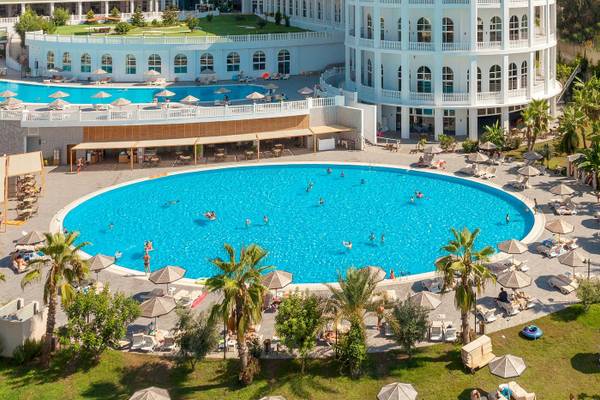 Luftaufnahme des Defne Defnem Hotels mit Außenpool und Sonnenschirmen