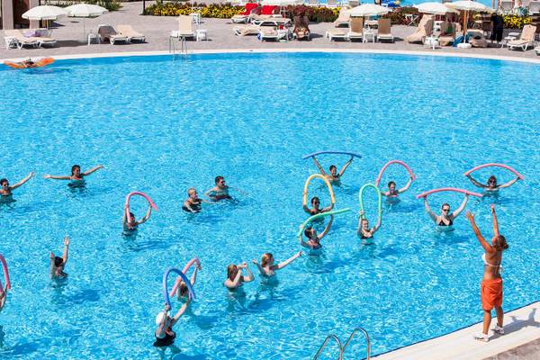 Gruppe von Menschen, die Aqua-Gymnastik im Defne Defnem Hotel Pool machen.