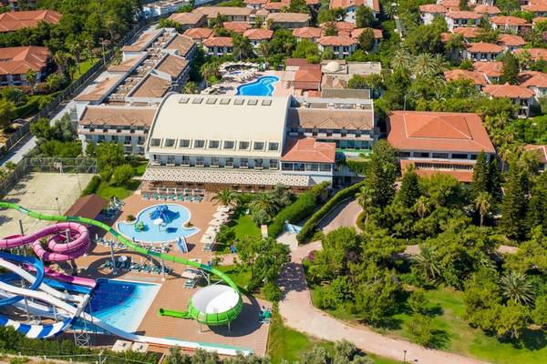 Luftaufnahme des Club Nena Hotels mit Pool und Wasserrutschen