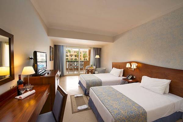 Doppelzimmer im Stella Gardens Resort & Spa Makadi Bay mit zwei Betten und Balkon