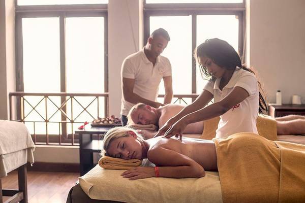 Massagebehandlung im Stella Gardens Resort & Spa Makadi Bay mit einer Frau, die eine Massage an einer Frau durchführt.
