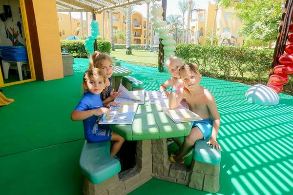 Kinder lesen im Garten des Stella Gardens Resort & Spa Makadi Bay