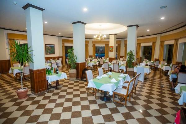 Restaurant im Stella Gardens Resort & Spa Makadi Bay mit braun-weißem Bodenmuster.