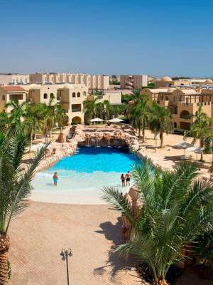 Stella Gardens Resort & Spa Makadi Bay mit großem Pool und Sonnenschirmen